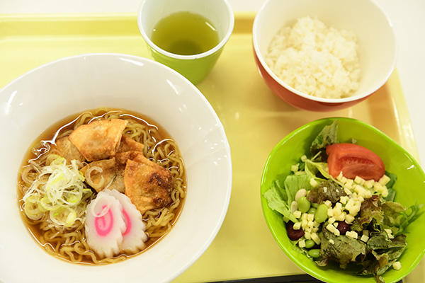 B定食はワンタンメン＋サラダ＋御飯つき